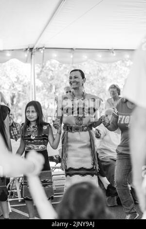 Jeneda Benally tient la main avec sa fille et son public lors du Navajo Festival annuel des arts et de la culture 70th à Flagstaff, Arizona, États-Unis. Banque D'Images