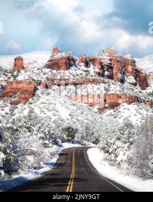 Une promenade panoramique au milieu des rochers rouges après une chute de neige à Sedona, Arizona. Banque D'Images