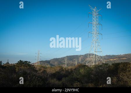 Tours de ligne électrique en acier dans la vallée de San Gabriel. Banque D'Images