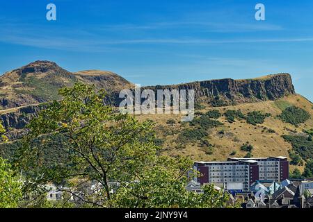 EDINBURGH CITY SCOTLAND ARTHURS SIÈGE UN ANCIEN VOLCAN LORS D'UNE JOURNÉE TRÈS CHAUDE EN ÉTÉ Banque D'Images