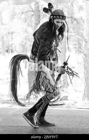 Clayson Benally danse et chant au Navajo Festival annuel des arts et de la culture 70th à Flagstaff, Arizona, États-Unis. Banque D'Images