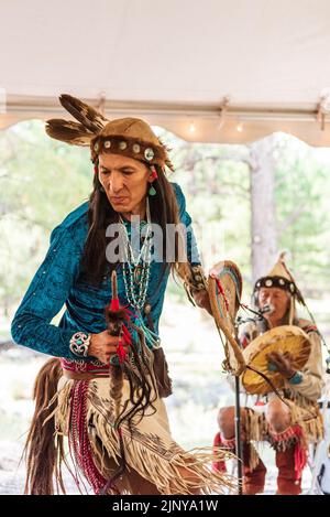 Clayson Benally danse et chant au Navajo Festival annuel des arts et de la culture 70th à Flagstaff, Arizona, États-Unis. Banque D'Images