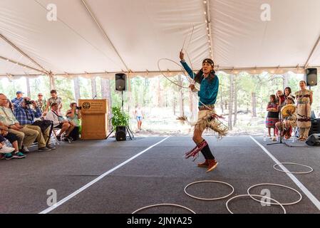 Clayson Benally hoop dancer au Navajo Festival annuel des arts et de la culture 70th à Flagstaff, Arizona, États-Unis. Banque D'Images