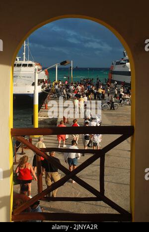 Un grand groupe de touristes à un terminal maritime de traversier à Playa del Carmen, Mexique. Concept de voyage, de transport et de tourisme Banque D'Images