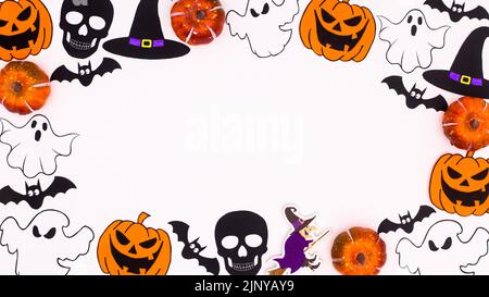 Cadre créatif pour Halloween composé de divers autocollants effrayants sur fond blanc. Copier la mise à plat de l'espace Banque D'Images