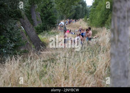 L'illustration montre des gens qui apprécient d'être le long de l'eau à la Komen Hoge le long de l'Oude Leie, à Deinze, dimanche 14 août 2022. BELGA PHOTO NICOLAS MATERLINCK Banque D'Images