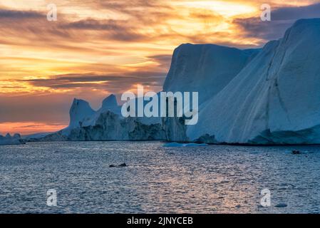 Coucher de soleil sur l'Icefjord, Groenland. Ilulissat Icefjord est un fjord de l'ouest du Groenland et a été déclaré site du patrimoine mondial de l'UNESCO en 2004 Banque D'Images