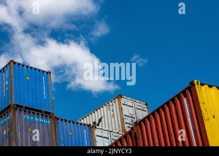 conteneurs d'expédition empilés dans une installation de stockage dans les quais de southampton au royaume-uni, l'expédition contient une variété de couleurs vives de cargaison. Banque D'Images