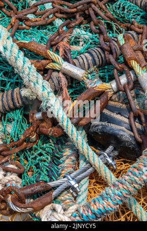 enchevêtrement de cordes et de fils disused sur un quai en grèce, jetées de matériel de pêche et de matériel formant une composition abstraite, résumé marin pic Banque D'Images