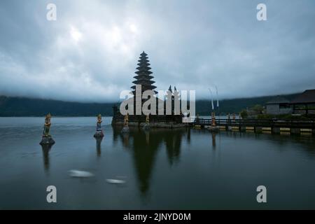 Temple hindou balinais Pura Segara Ulun Danu Batur sur le lac Batur (Danau Batur) à Kintamani, Bangli, Bali, Indonésie. Banque D'Images