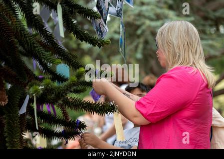 Priory Park, Southend on Sea, Essex, Royaume-Uni. 14th août 2022. Des gens se sont rassemblés à Priory Park, dans la ville natale d'Archie Battersbee, pour rendre hommage au garçon de 12 ans qui est décédé cette semaine après que son soutien de vie a été désactivé après des mois de batailles juridiques par la famille pour tenter de poursuivre le traitement. La famille, les amis et les membres du public ont été invités à se joindre à la prière et à la chanson, les messages étant mis en appui. Des rubans et des cartes violets étaient attachés aux arbres Banque D'Images