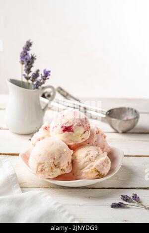 Boules de glace aux baies Banque D'Images