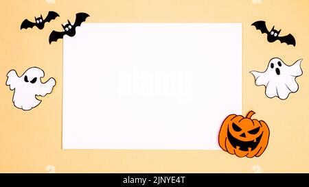 Arrière-plan Halloween avec espace de copie de carte en papier et autocollants sur le thème beige. Pose à plat Banque D'Images