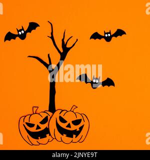 Arbre effrayant avec citrouilles et chauves-souris sur fond orange. Flat Lay Halloween concept. Copier l'espace Banque D'Images