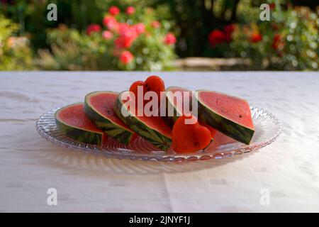 magnifique, délicieux, juteux, mûr, juteux, melon d'eau tranché rouge vif avec deux coeurs de pastèque sur les tranches Banque D'Images