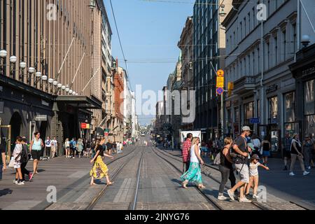 Vue sur la rue Aleksanterinkatu dans le quartier Kluuvi d'Helsinki, en Finlande Banque D'Images