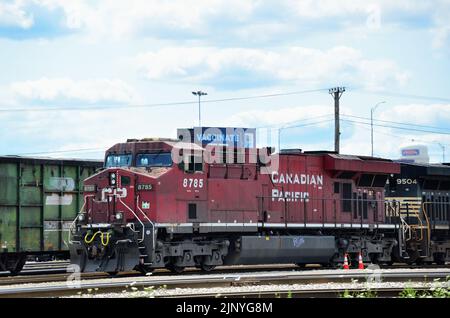 Franklin Park, Illinois, États-Unis. Locomotives dirigeant un train de marchandises en attente de son départ du chemin de fer canadien Pacifique, Bensenville Yard. Banque D'Images