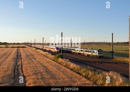 LNER Azuma et Transfennine Express classe 185 qui passent sur la ligne principale de la côte est à quatre voies au nord de Thirsk Banque D'Images