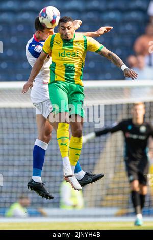 Blackburn, Royaume-Uni. 14th août 2022. Karlan Grant, de West Bromwich Albion (18), remporte un titre lors du match du championnat Sky Bet entre Blackburn Rovers et West Bromwich Albion à Ewood Park, Blackburn, le dimanche 14th août 2022. (Credit: Mike Morese | MI News)drapeau d'angle d'Ewood Park.The Sky Bet Championship match entre Blackburn Rovers et West Bromwich Albion à Ewood Park, Blackburn, le dimanche 14th août 2022. (Crédit : Mike Morese | MI News) crédit : MI News & Sport /Alay Live News Banque D'Images