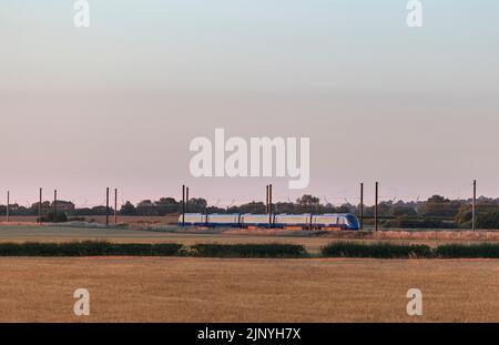 Opérateur d'accès ouvert Firstgroup Lumo classe 803 train électrique sur la voie principale de la côte est à 4 voies dans le Yorkshire passant par la campagne arable Banque D'Images