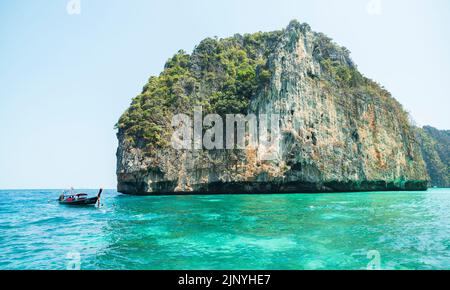 PHI PHI ISLAND, KRABI, THAÏLANDE, 28 mars 2016; bateaux touristiques traditionnels. Les touristes qui font de la plongée libre. Maya Bay dans l'île de Ko Phi Phi, Banque D'Images