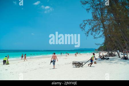 Bamboo Island , Krabi, Thaïlande. 28 mars 2016. Touristes sur le sable à la belle plage de l'île de bambou près des îles Phi Phi à Krabi, Thaïlande Banque D'Images