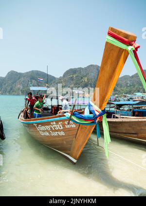 TON SAI BEACH, KRABI , THAÏLANDE. 28 mars 2016. Bateaux d'excursion traditionnels sur la plage de ton Sai. Banque D'Images