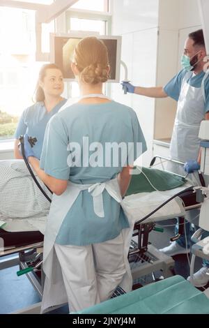 médecins du service interne de l'hôpital effectuant l'endoscopie Banque D'Images