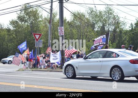 Bedminster, NJ, États-Unis. 14th août 2022. (NOUVEAU) les partisans de l'ancien président des États-Unis Donald J. Trump se rassemblent et participent à un défilé de véhicules près du club de golf national de Trump à Bedminster. 14 août 2022, Bedminster, NJ, États-Unis: Les partisans de l'ancien président des États-Unis Donald J. Trump se rassemblent et participent à un défilé de véhicules près du club de golf national de Trump à Bedminster, New Jersey, pour soutenir le président Trump à la suite du raid du FBI à Mar-a-Lago à Palm Beach, en Floride. Crédit : ZUMA Press, Inc./Alay Live News Banque D'Images