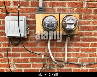 Compteurs d'électricité domestiques dans le village allemand, Columbus, Ohio, États-Unis, août 2022 Banque D'Images