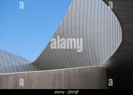 L'architecture incurvée revêtue de bardeaux en aluminium de l'aquarium national du Danemark (Den Blå Planet) à Kastrup, Copenhague, se trouve dans un ciel bleu clair. Banque D'Images