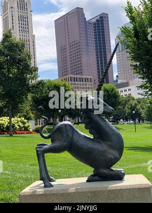 Sculpture sur licorne (1992) par Jack Greaves dans le parc Batelle Riverfront, Columbus, Ohio, États-Unis, août 2022 Banque D'Images