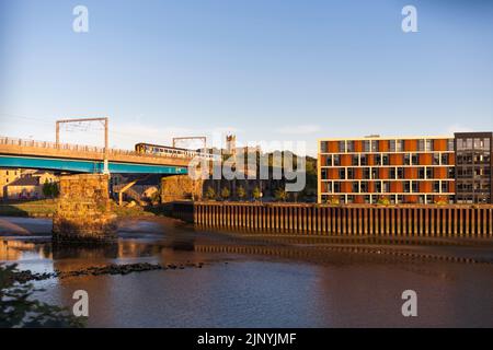 Train de sprinters de classe 156 du Nord traversant le pont Carlisle (Lancaster, rivière Lune) avec un train à destination de Morecambe Banque D'Images