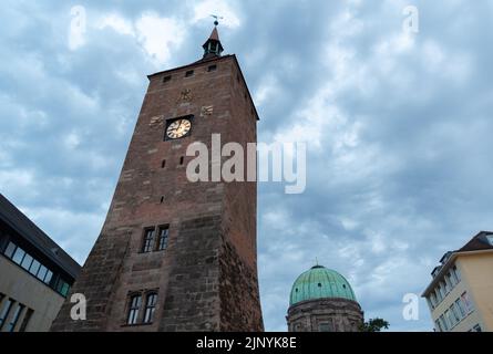 Nuremberg, Bavière, Allemagne, 9 juillet 2022 Tour blanche historique dans la vieille ville Banque D'Images