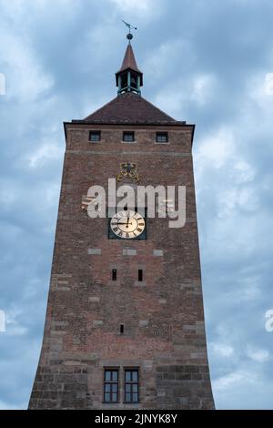 Nuremberg, Bavière, Allemagne, 9 juillet 2022 Tour blanche historique dans la vieille ville Banque D'Images