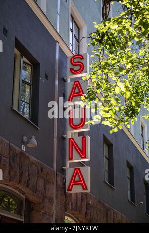 Signe de néon du sauna Kotiharjun dans le quartier de Kallio à Helsinki, en Finlande Banque D'Images