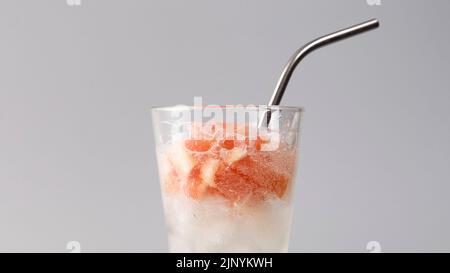 Verre de cocktail rafraîchissant avec pamplemousse sur le podium, encore la vie, photo publicitaire Banque D'Images