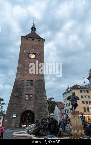 Nuremberg, Bavière, Allemagne, 9 juillet 2022 Tour blanche historique dans la vieille ville Banque D'Images