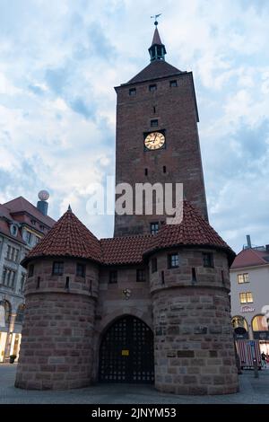 Nuremberg, Bavière, Allemagne, 9 juillet 2022 Tour blanche historique dans la vieille ville Banque D'Images