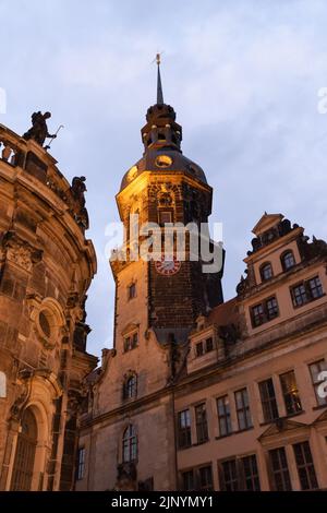 Dresde, Saxe, Allemagne, 10 juillet 2022 Château de résidence historique illuminé de lumières Banque D'Images