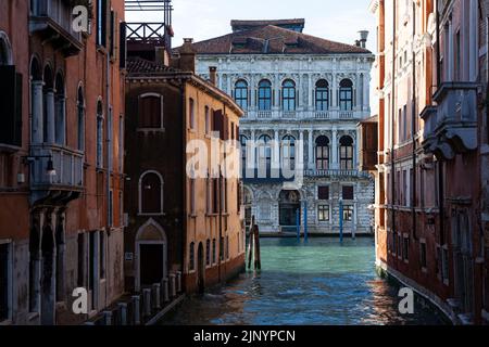 Vue sur le Cà Pesaro, palais en marbre baroque face au Grand Canal de Venise. C'est un bâtiment historique célèbre à Venise, en Italie Banque D'Images