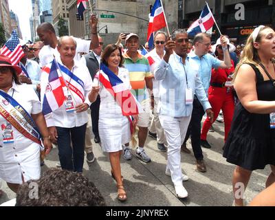 14 août 2022, New York, New York, États-Unis : août, 14, 2022 NEW YORK .Dominican Day Parade est revenu après deux ans d'absences dues à Covid. Des hommes politiques, des danseurs, des flotteurs et des groupes variés ont défilé sur l'avenue des Amériques à Manhattan.Celebrating Dominican Pride..le membre du Congrès Lee Zeldin (R) en course pour le gouverneur de New York (Credit image: © Bruce Cotler/ZUMA Press Wire) Banque D'Images