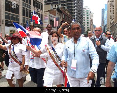 14 août 2022, New York, New York, États-Unis : août, 14, 2022 NEW YORK .Dominican Day Parade est revenu après deux ans d'absences dues à Covid. Des hommes politiques, des danseurs, des flotteurs et des groupes variés ont défilé sur l'avenue des Amériques à Manhattan.Celebrating Dominican Pride..le membre du Congrès Lee Zeldin (R) en course pour le gouverneur de New York (Credit image: © Bruce Cotler/ZUMA Press Wire) Banque D'Images