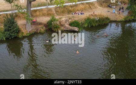 La photo d'illustration montre une photo de drone aérien montrant des gens qui apprécient d'être le long de l'eau à la berge Hoge le long de l'Oude Leie, à Deinze, dimanche 14 août 2022. BELGA PHOTO NICOLAS MATERLINCK Banque D'Images