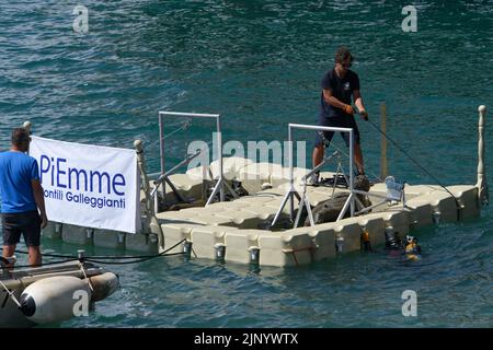 Marina Di Pietrasanta, Italie. 14th août 2022. Installation d'art « vent » où la copie des bronzes de riace faite par la fonderie Del Chiaro est retournée à la mer en face de l'embarcadère de la marina di pietrasanta, un projet créé par Federica Rotondo. Crédit: Stefano Dalle Luche/Alamy Live News Banque D'Images