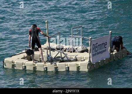 Marina Di Pietrasanta, Italie. 14th août 2022. Installation d'art « vent » où la copie des bronzes de riace faite par la fonderie Del Chiaro est retournée à la mer en face de l'embarcadère de la marina di pietrasanta, un projet créé par Federica Rotondo. Crédit: Stefano Dalle Luche/Alamy Live News Banque D'Images