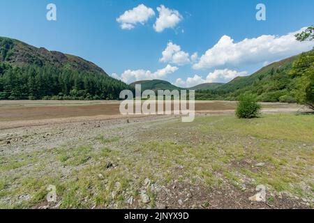 La fuite des eaux au barrage du lac Vyrnwy commence maintenant à révéler de vieilles routes et des bâtiments dans le village submergé, après un long été chaud 2022. Banque D'Images