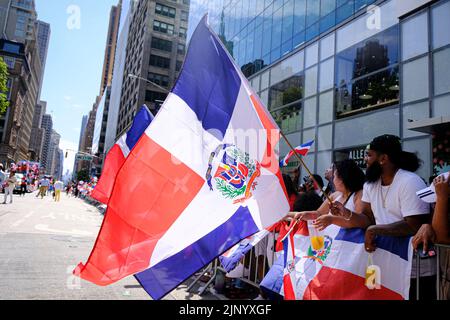 New York, NY, États-Unis. 14th août 2022. Participants à la parade de la journée dominicaine 40th à Midtown Manhattan sur 14 août 2022 à New York. Crédit : Katie Godowski/Media Punch/Alamy Live News Banque D'Images