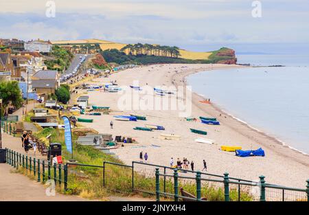 Vue panoramique vers l'est le long de la baie en courbe de la plage à Budleigh Salterton, une petite ville côtière préservée de la côte jurassique dans l'est du Devon Banque D'Images