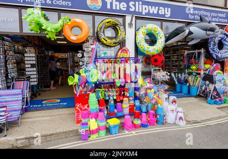 Exposition au bord de la route de flatables colorées et de jouets de plage dans une boutique par le Cobb à Lyme Regis sur la côte jurassique à Dorset, au sud de l'Angleterre Banque D'Images